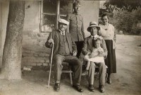 /album/plukovnik-jezdectva-miroslav-broz-1892/brozovi-1920-josef-syn-miroslav-a-roubinkovi-my-a-jpg2/
